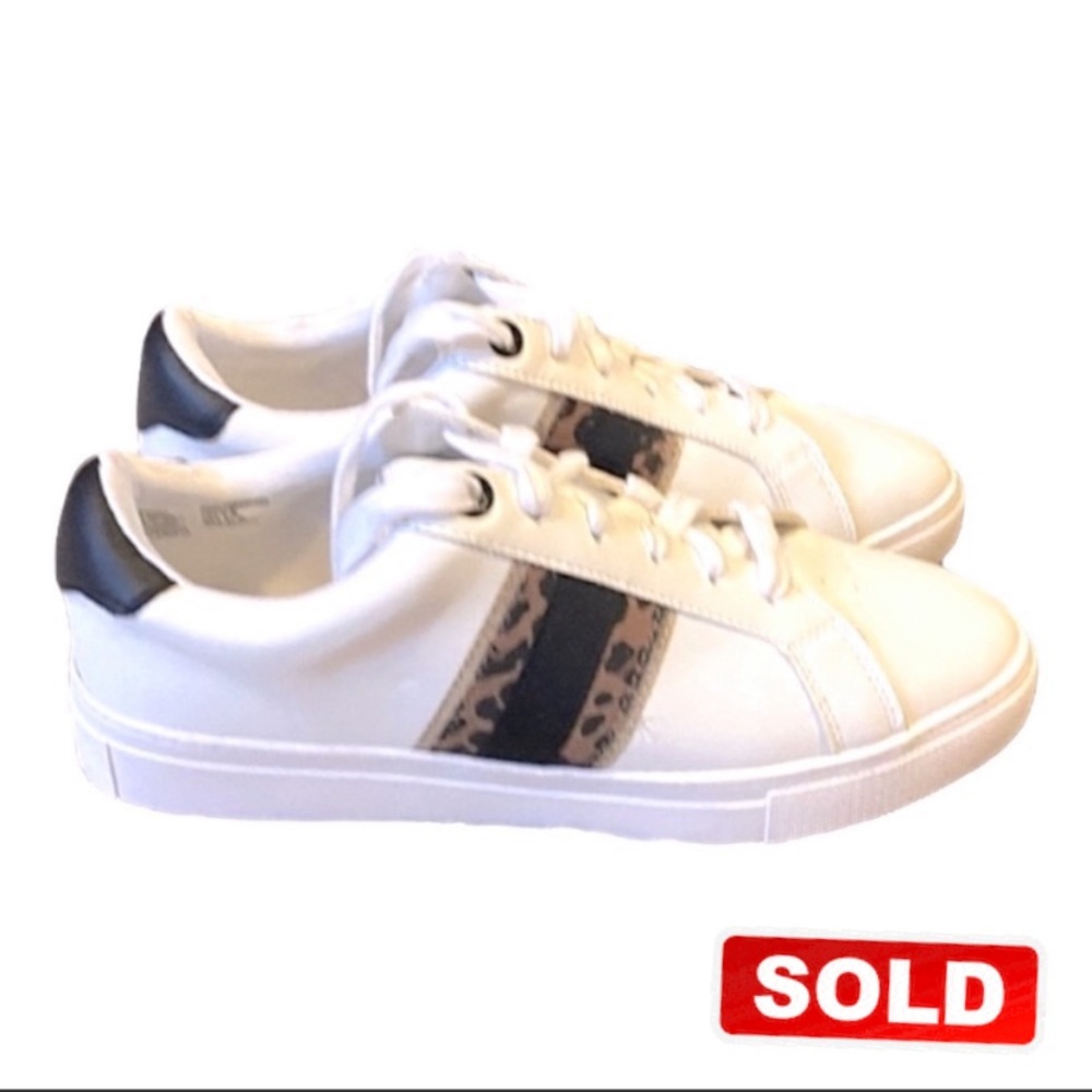 Time and Tru Fashion Sneaker